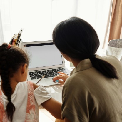 Így kezelhetjük az online oktatás veszélyeit
