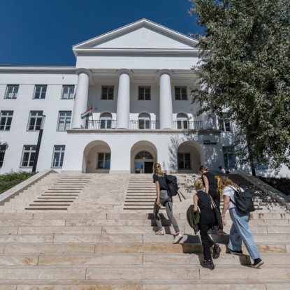 Ösztöndíjprogramot indít hátrányos helyzetű diákoknak a MOME