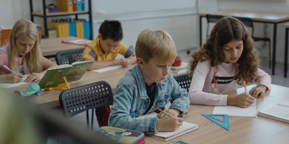 A magyar szülők hisznek a papíralapú oktatásban